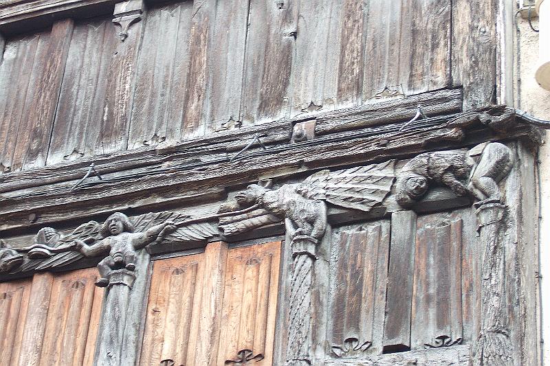 2010-06- (112).JPG - Merkwürdige Figuren zieren das Holzhaus